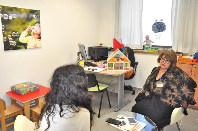 דוקטור מריאנה שיגורצקי בשיחה עם אם לילדה במרפאה